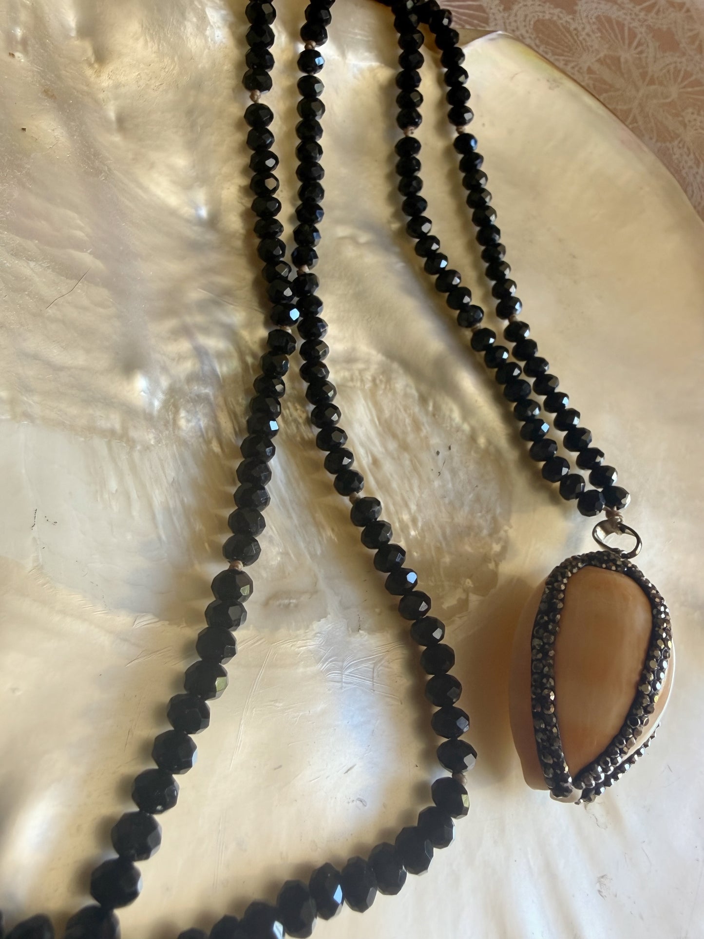 Crystal cowrie κολιέ