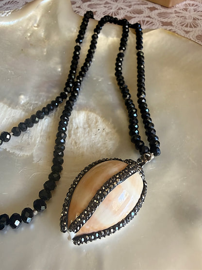 Crystal cowrie κολιέ